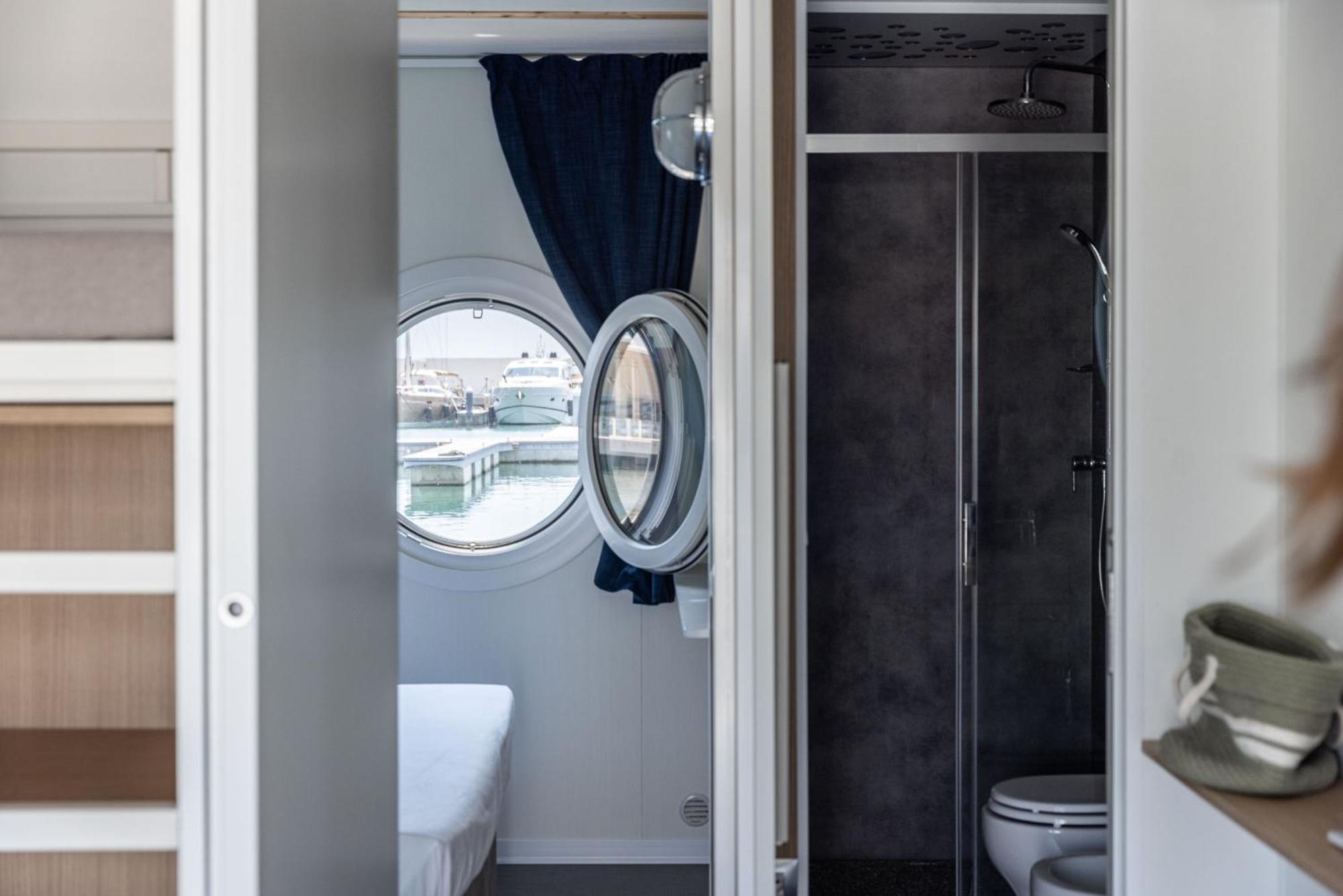 Marina Del Gargano Houseboat Hotel Manfredonia Exterior photo