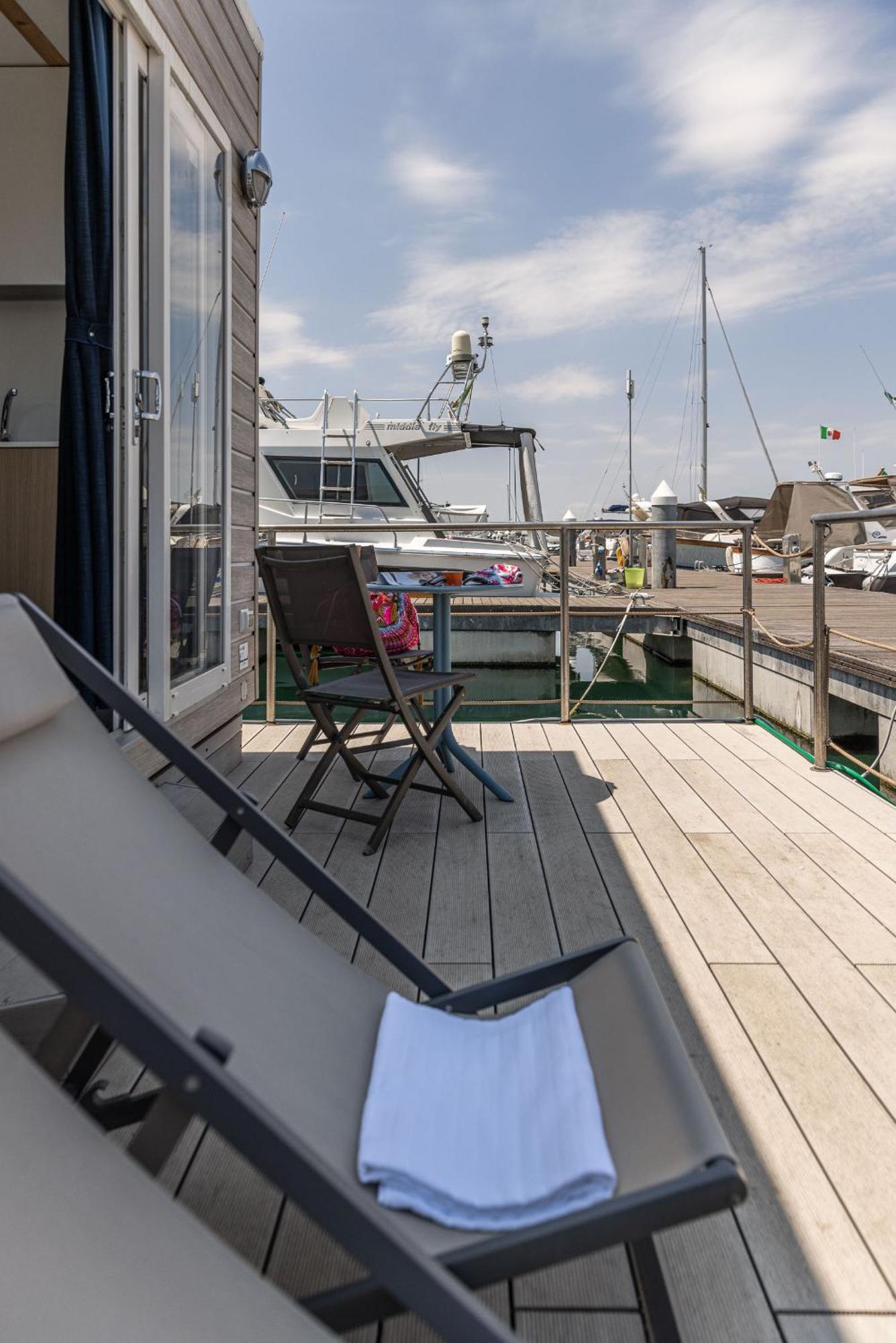 Marina Del Gargano Houseboat Hotel Manfredonia Exterior photo